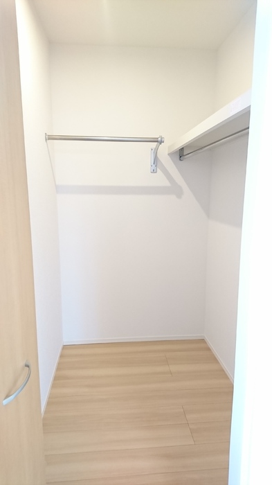 収納　収納部分・たっぷり分けて使えるウォークインクロゼットです♪