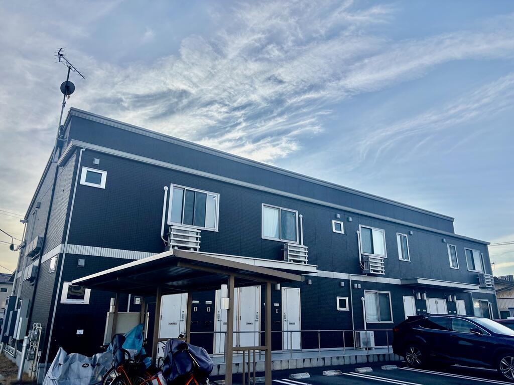 建物外観　外観部分・日当たり良好！宅配ボックスがあります♪