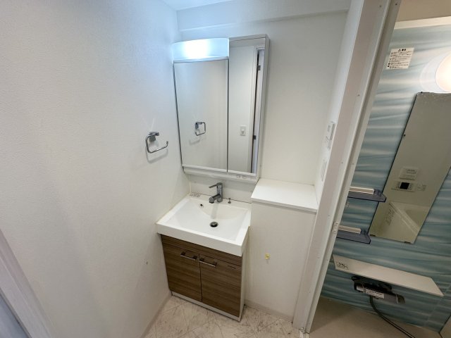 洗面設備　収納があって使いやすい洗面台♪