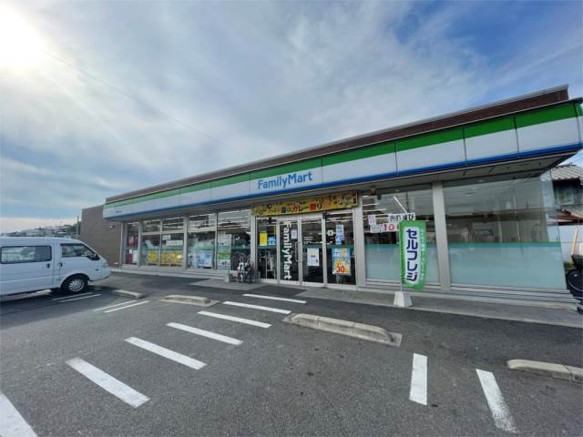 コンビニ　ファミリーマート 八幡香月西店（コンビニ）まで1362m