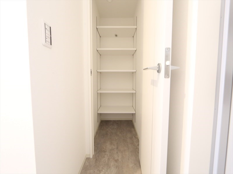 玄関　玄関　シューズクローク付（収納充実してます）