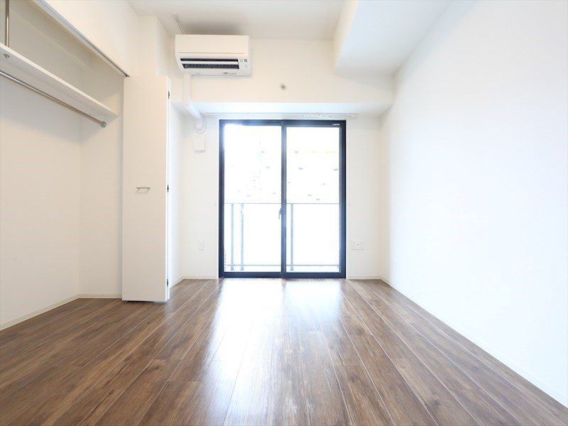 バルコニー　洋室8.3帖　エアコン完備　クローゼット付　バルコニー