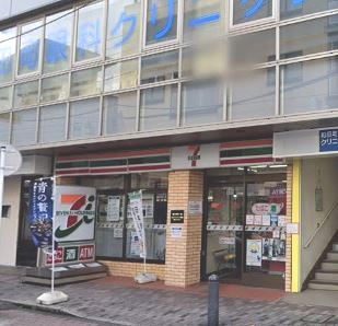 コンビニ　セブンイレブン（コンビニ）まで675m