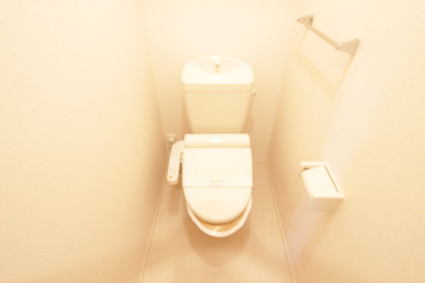 トイレ　温水シャワー付きトイレです