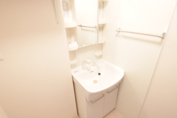 洗面設備　独立洗面台で朝の準備も快適です♪