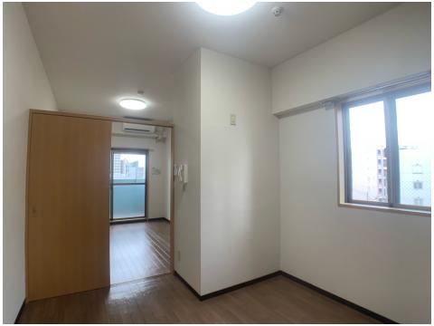 居室・リビング　エアコン付きで快適に過ごせます♪