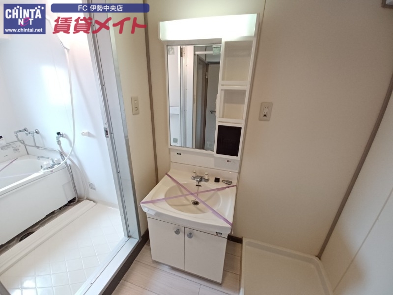 洗面設備　別部屋反転参考写真です。