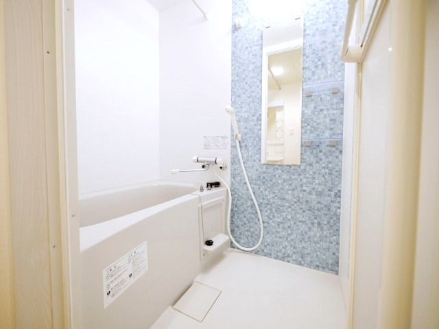 バス・シャワールーム　広々タイプのお風呂です♪