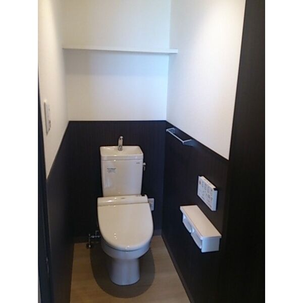 トイレ　温水洗浄便座(壁付リモコン)、腰壁クロス採用