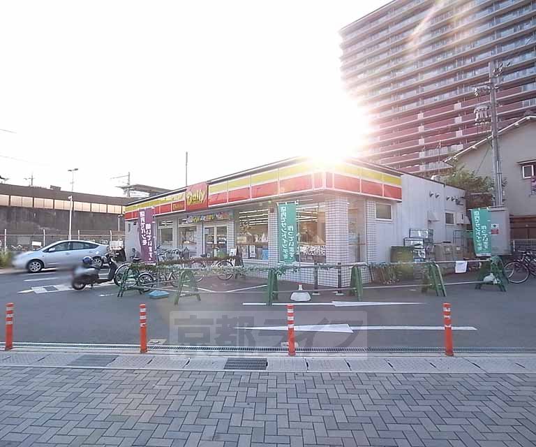 コンビニ　デイリーヤマザキ六地蔵駅前店（コンビニ）まで294m