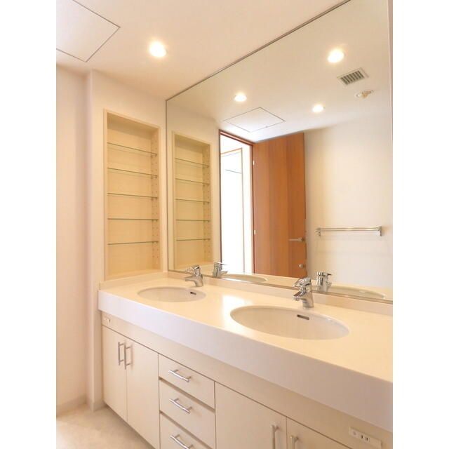 洗面設備　コンパクトで使いやすい洗面所