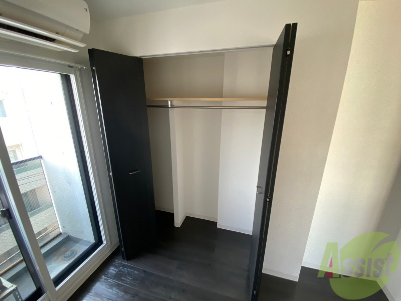 収納　クローゼットを開けてみました。奥行きがありますね。