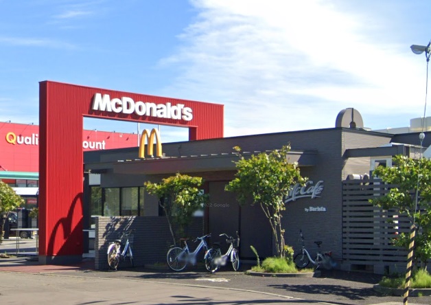 飲食店　マクドナルド36号恵庭店（飲食店）まで706m