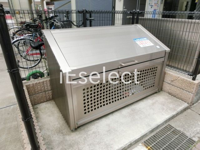 エントランス　専用ゴミ置き場。