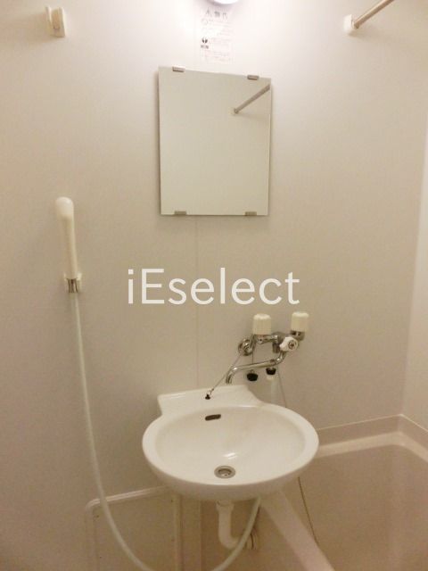 洗面設備　洗面台はバスルームにございます