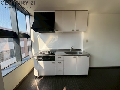 キッチン　3口ガスコンロのシステムキッチン！収納スペース豊富です！