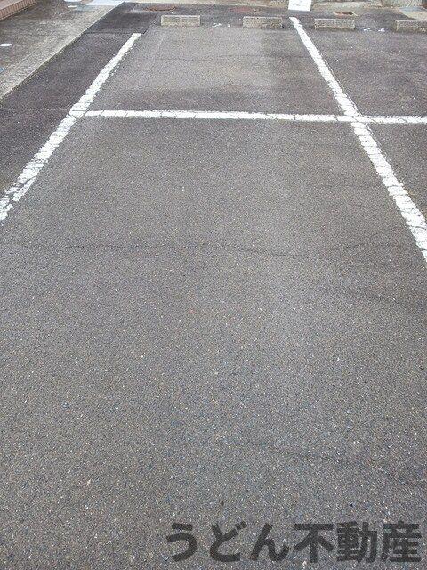 駐車場　うどん県のお部屋探しはうどん不動産へ うどんちゃんとLINE