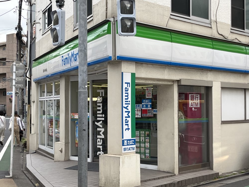 コンビニ　ファミリーマート（コンビニ）まで209m
