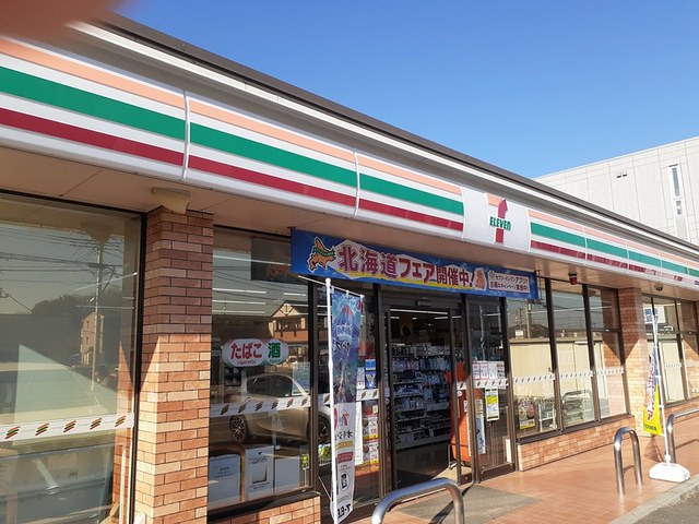 コンビニ　セブンイレブン（コンビニ）まで376m