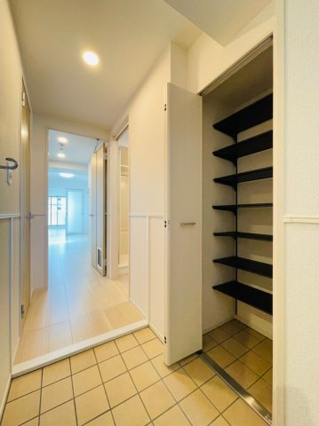 玄関　同マンション別部屋　参考写真