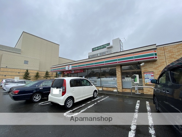 コンビニ　セブンイレブン（コンビニ）まで704m