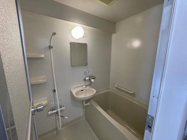 バス・シャワールーム　清潔感のある浴室です。