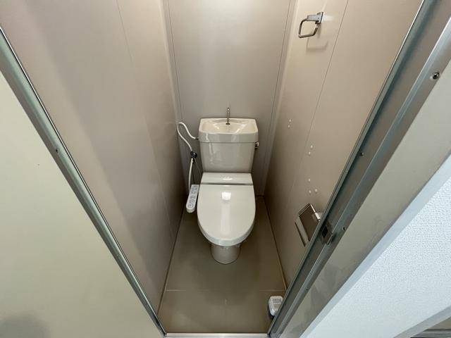 トイレ　清潔感のあるシャワー付きトイレです。