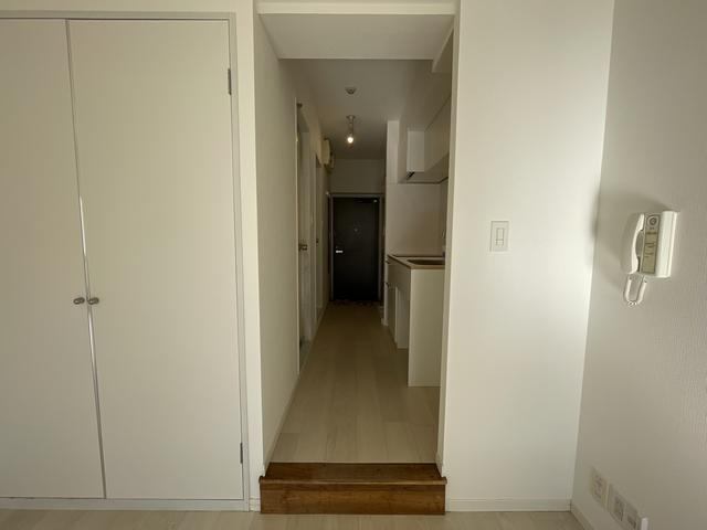 その他部屋・スペース　リビングから見た玄関です。