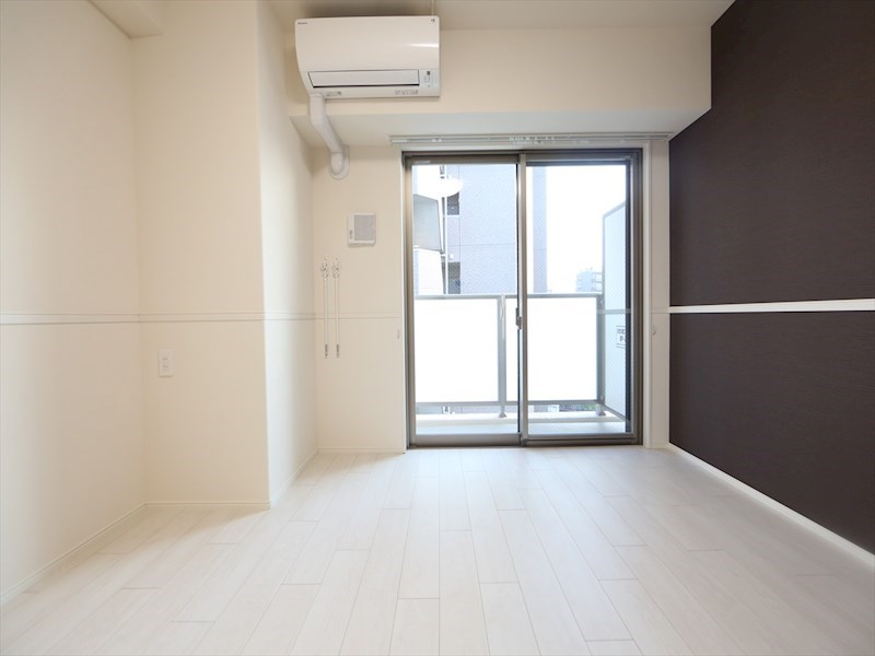 バルコニー　洋室8.2帖　2面採光　エアコン完備　バルコニー