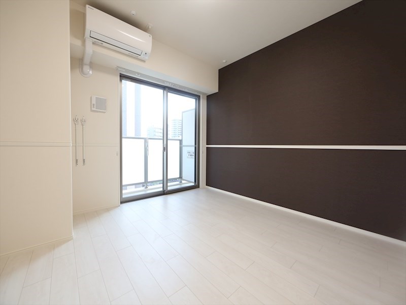 居室・リビング　洋室8.2帖　2面採光　エアコン完備　バルコニー