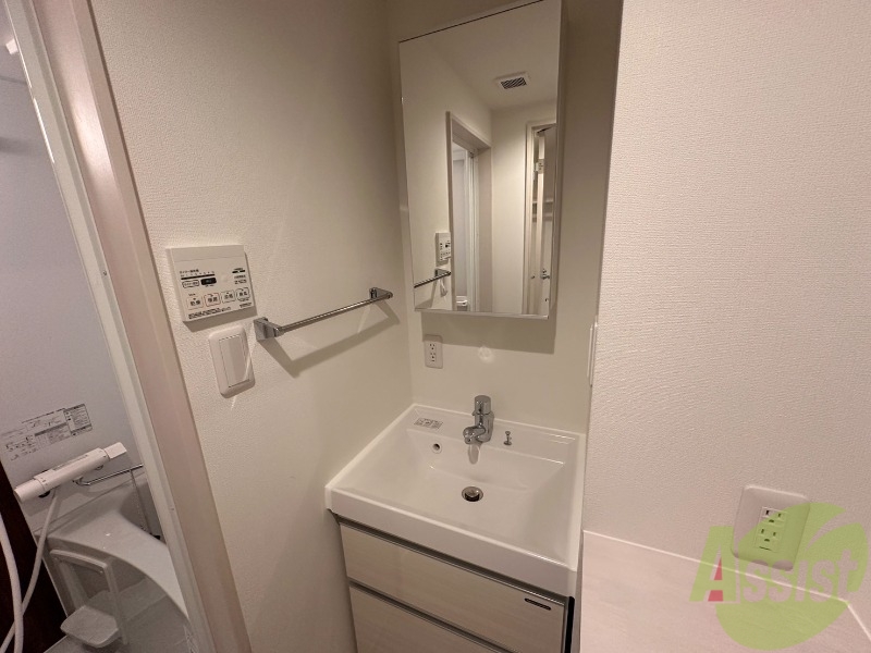 洗面設備　独立洗面台がございます。朝の身支度にどうぞ。