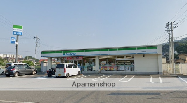 コンビニ　ファミリーマート（コンビニ）まで698m