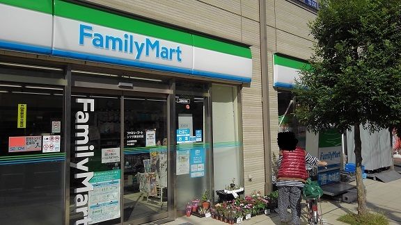 コンビニ　ファミリーマート（コンビニ）まで700m