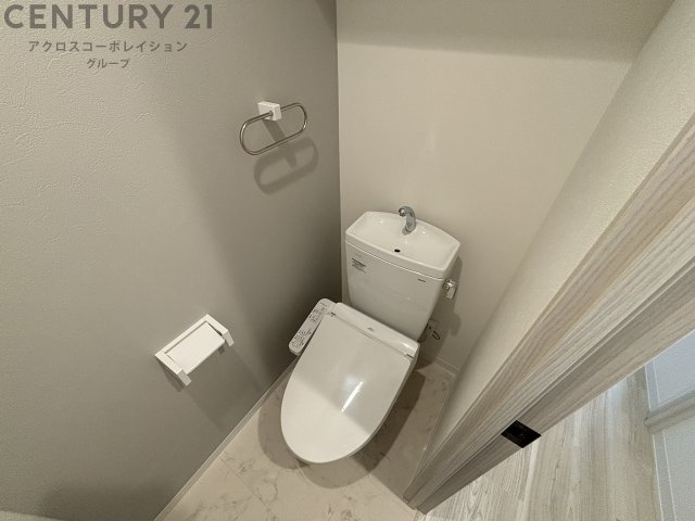 トイレ　温水洗浄便座付きのトイレです♪