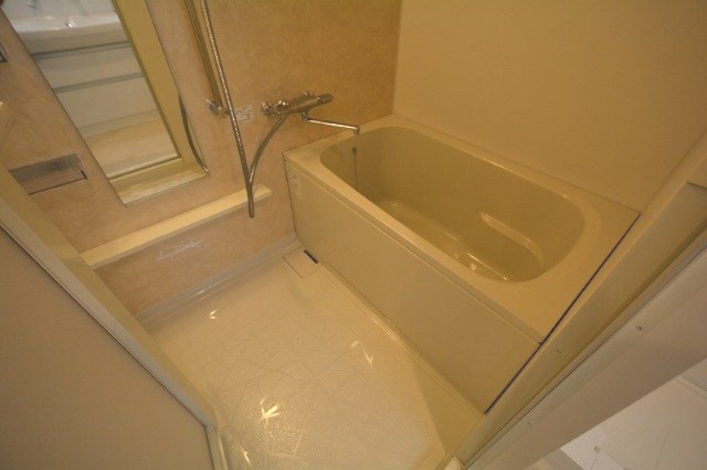 バス・シャワールーム　バストイレ別！追い炊き機能（循環式）です♪