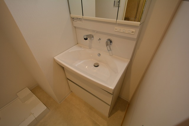 洗面設備　三面鏡付きの洗面化粧台あり☆