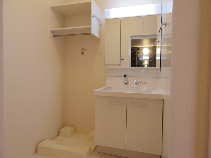 洗面設備　三面鏡付洗面化粧台