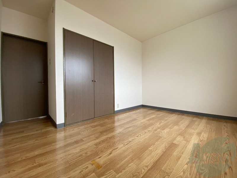 その他部屋・スペース　寝室はこちらです。光が差し込む、温かみのあるお部屋です。