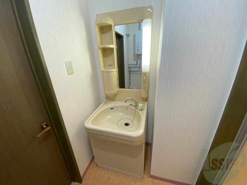 洗面設備　シャンプードレッサー。身支度はここでばっちりですね。