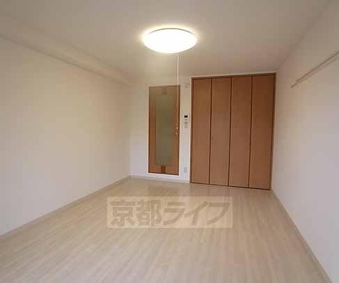 居室・リビング　広々とした洋室。