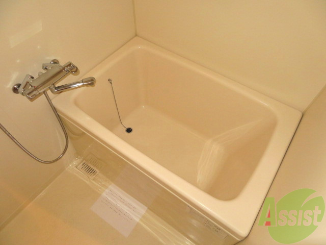 バス・シャワールーム　お風呂です。肩までゆっくりと浸かることができます。