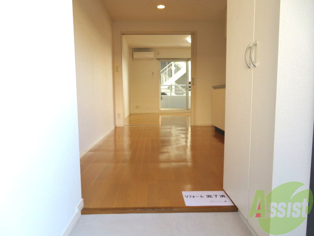 玄関　玄関です。少し狭いですが、傘立ても置けますね。