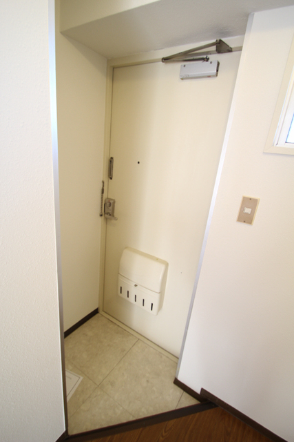 玄関　※別部屋の参考写真の為、原状優先です。