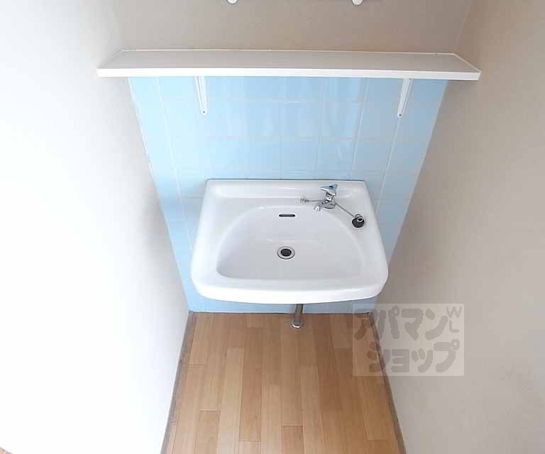 洗面設備　シンプルな陶器の洗面台。