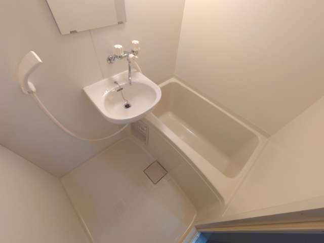 バス・シャワールーム　白基調のバスルームです。