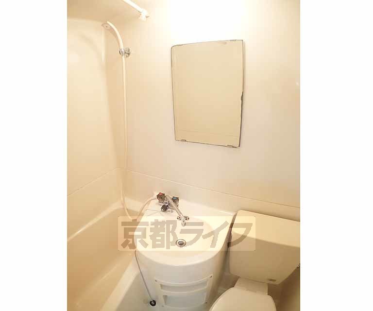 洗面設備　鏡つきです