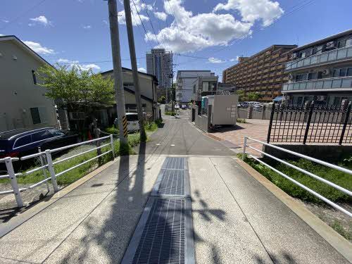 建物外観　前面道路