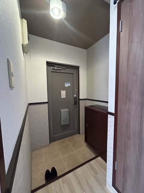 玄関　※写真は１０３号室です
