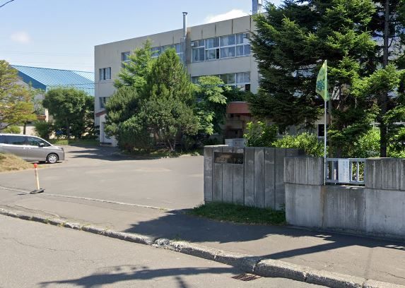 中学校　札幌市立北野中学校（中学校）まで817m