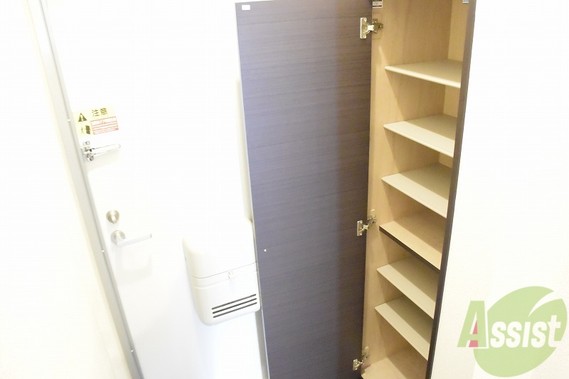 玄関　玄関にシューズボックスあり。